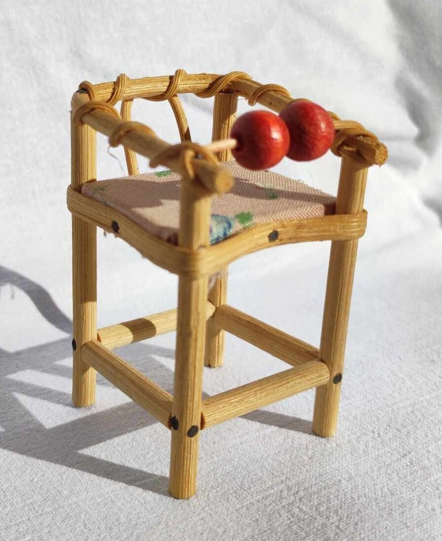 Vintage Miniatur Kinderstuhl. Hochstuhl für Puppenstube. Vintage. Dekoartikel