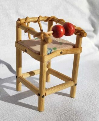 Vintage Miniatur Kinderstuhl. Hochstuhl für Puppenstube. Vintage. Dekoartikel