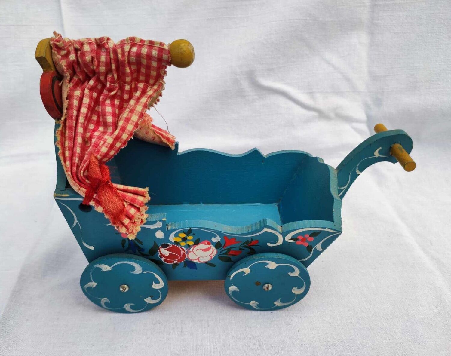 Vintage Puppenbett als Wagen mit bemalt. Dekoartikel