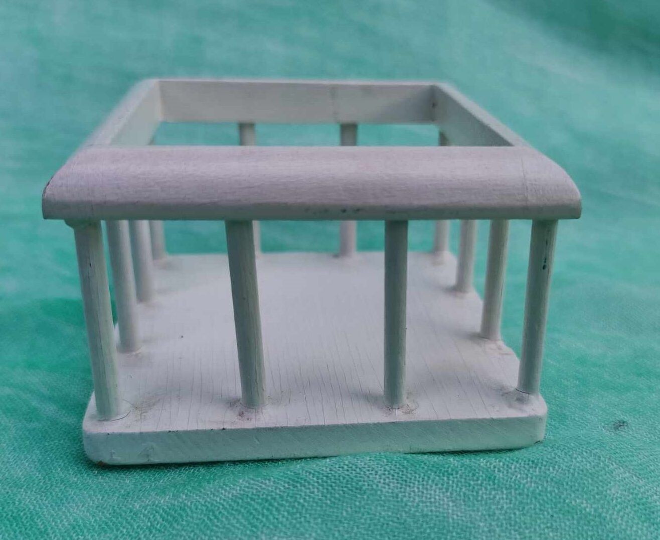 Laufställchen weiß für Wichtelhaus und Puppenstube. Dekoartikel