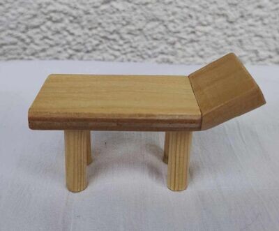 Miniatur Massageliege aus Holz. Wichtel Spa. Dekoartikel