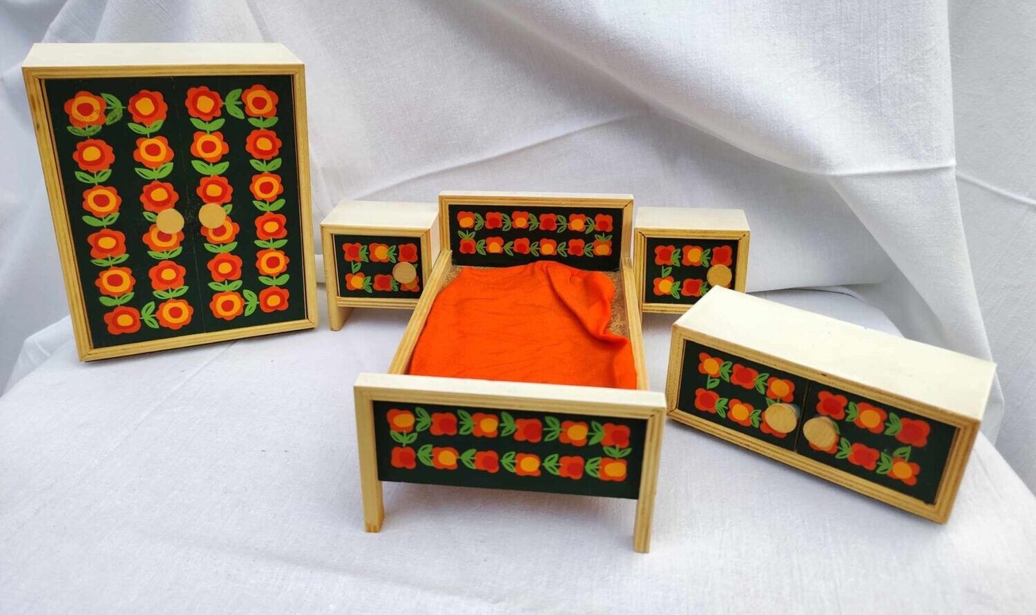 Vintage Möbel-Set. Puppenstuben Schlafzimmer Blumen Orange. Dekoartikel