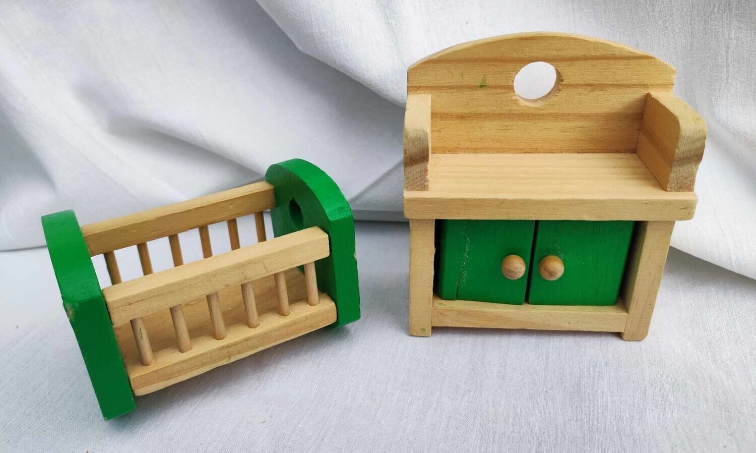 Puppenstuben Möbel Set . Wiege und Kommode grün. Wickelkommode. Dekoartikel