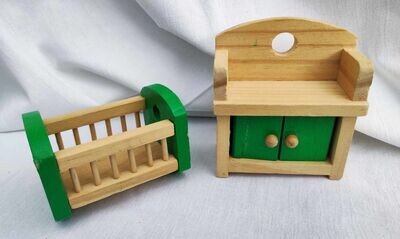 Puppenstuben Möbel Set . Wiege und Kommode grün. Wickelkommode. Dekoartikel