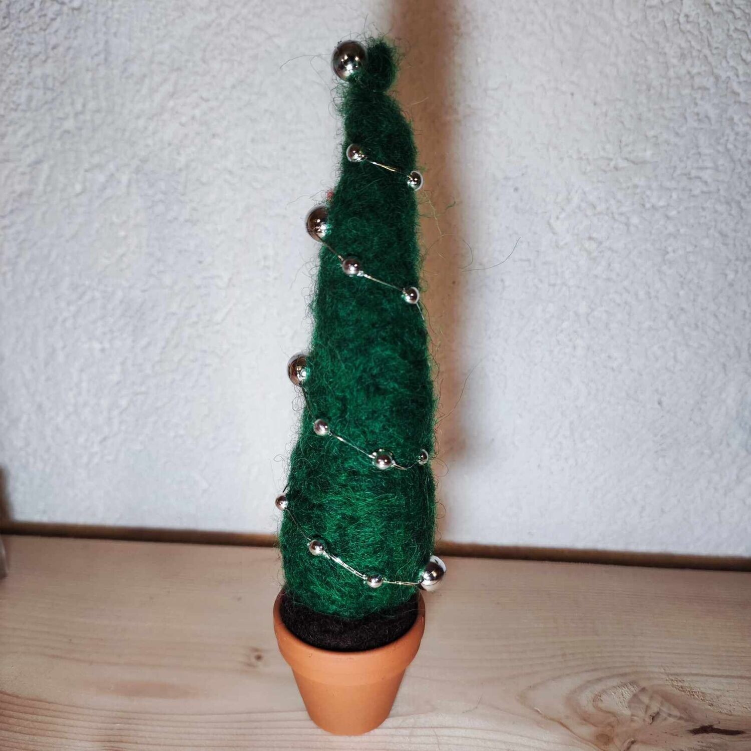 Gefilzter Miniatur Weihnachtsbaum mit silbernen Christbaumkugeln. Wolle. Dekoartikel