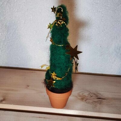 Gefilzter Miniatur Weihnachtsbaum mit goldenem Lametta. Wolle. Dekoartikel