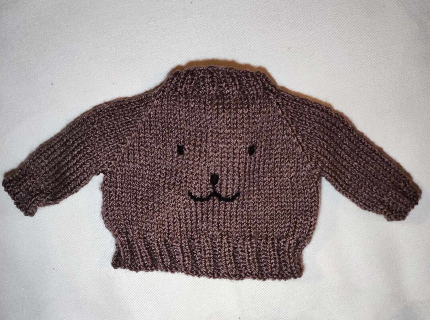 Gestrickter Pullover mit Gesicht. Braun. Strickpullover. Wolle. Für 40 cm Bären. Dekoartikel
