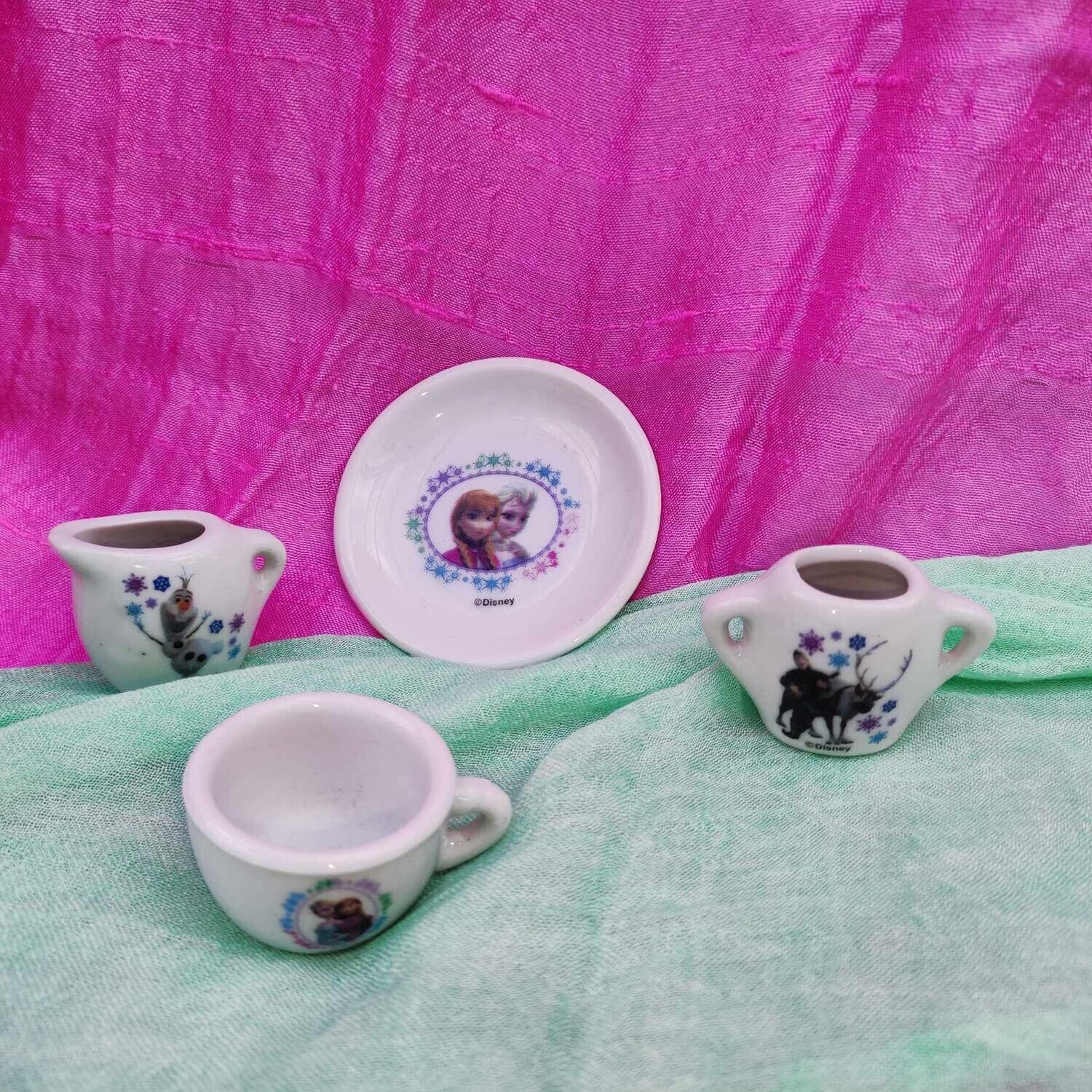 Miniatur Elsa Eiskönigin  Puppenstuben Geschirr Set. Puppenservice. Keramik. Weiß bemalt. Dekoartikel. Gebraucht