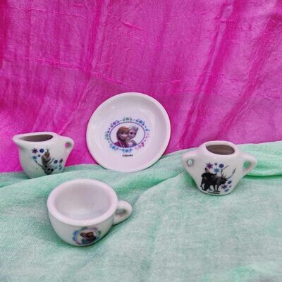 Miniatur Elsa Eiskönigin  Puppenstuben Geschirr Set. Puppenservice. Keramik. Weiß bemalt. Dekoartikel. Gebraucht