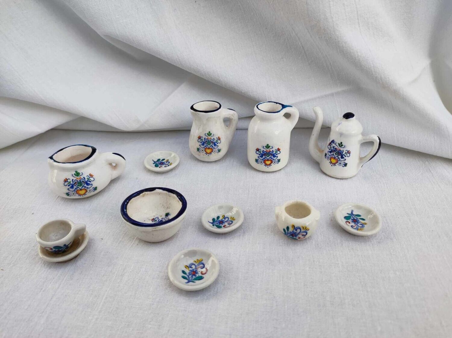 Vintage Puppenstuben Geschirr Set. Keramik. Weiß bemalt. Dekoartikel