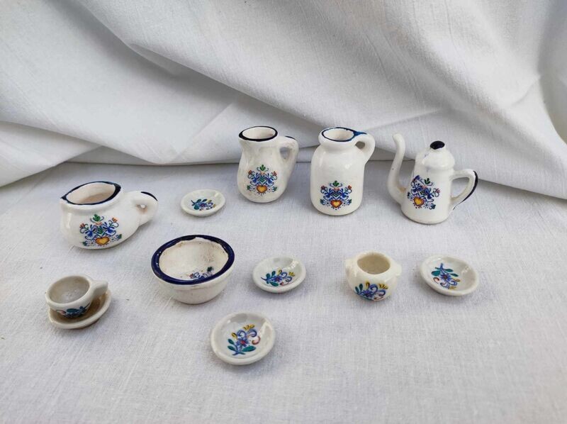 Vintage Puppenstuben Geschirr Set. Keramik. Weiß bemalt. Dekoartikel