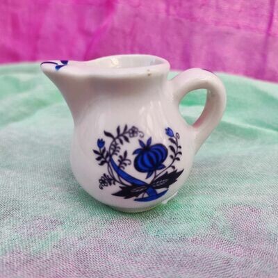 Puppenstuben Kanne 4 cm. Vintage. Keramik. Weiß. Blau bemalt. Dekoartikel