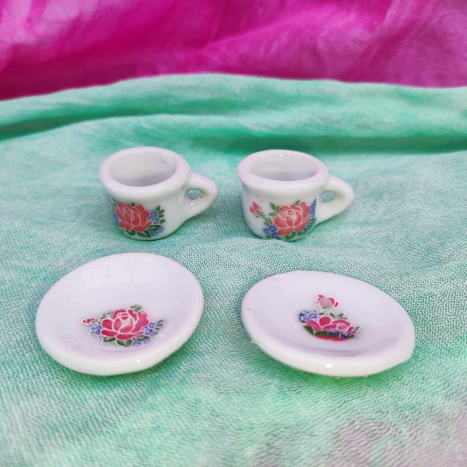 Vintage Puppenstuben Geschirr. Keramik. Weiß mit rosa Blumenmuster. Dekoartikel