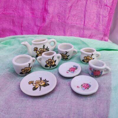 Vintage Puppenstuben Geschirr. Keramik. Weiß mit Blumen gelb und rosa. Dekoartikel