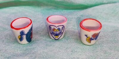 Miniatur Becher für Puppenstube und Wichteltür. Vintage. Keramik. Weiß bemalt. Dekoartikel