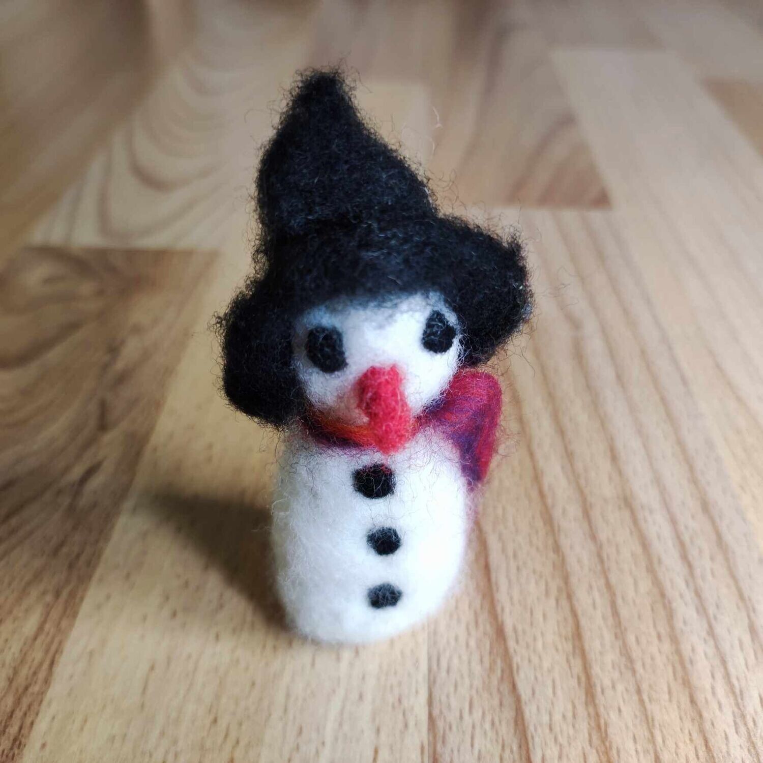 Nadelgefilzter Miniatur Schneemann Björn. Wolle. Dekoartikel
