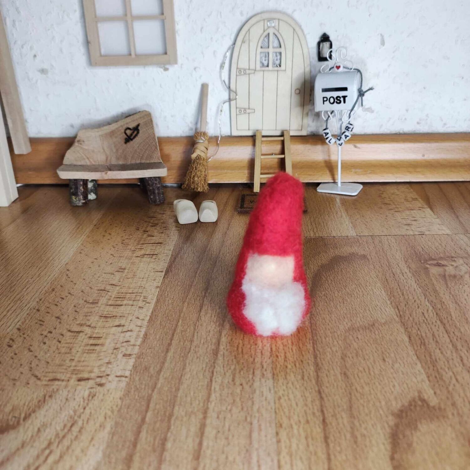 Gefilzter Miniatur Wichtel Onni. 7,5 cm. Filzwichtel. Wolle. Dekoartikel