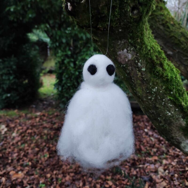 Gefilztes Gespenst. Halloween Geist. Weiß. Wolle. Dekoartikel Gefilztes Gespenst. Halloween Geist. Weiß. Wolle. Dekoartikel