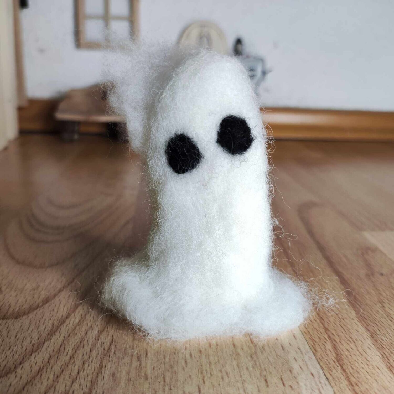 Miniatur Gespenst. Halloween Dekoration. Wolle. Weiß. Dekoartikel