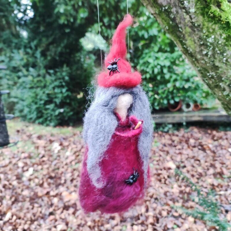 Gefilzte Hexe Arana zum Aufhängen. Zauberin. Schamanin.  Waldorfart. Wolle. Dekoartikel