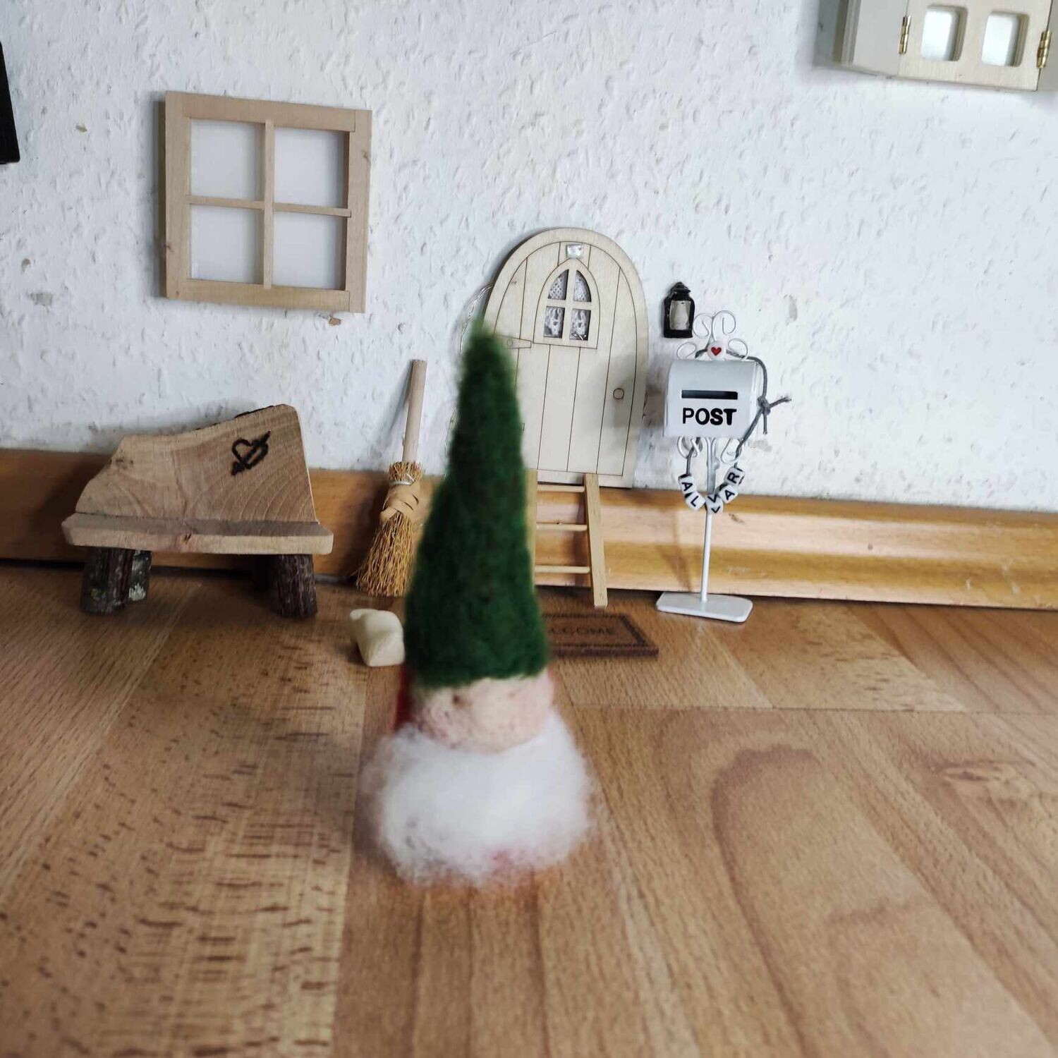 Gefilzter Miniatur Wichtel Lars. 11 cm. Filzwichtel. Wolle. Dekoartikel