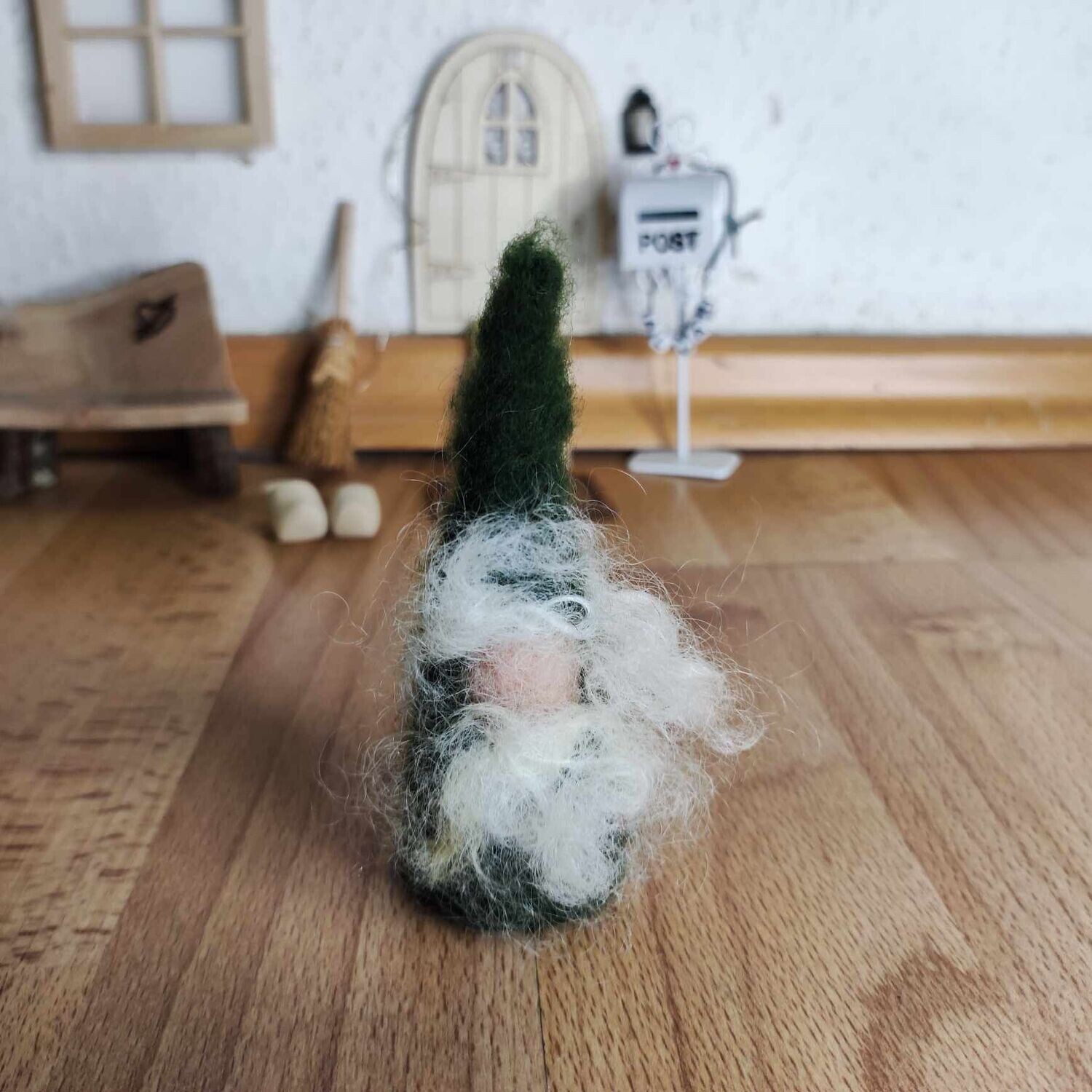 Gefilzte Miniatur Wichtelin Frieda. 10 cm. Filzwichtel. Wolle. Dekoartikel
