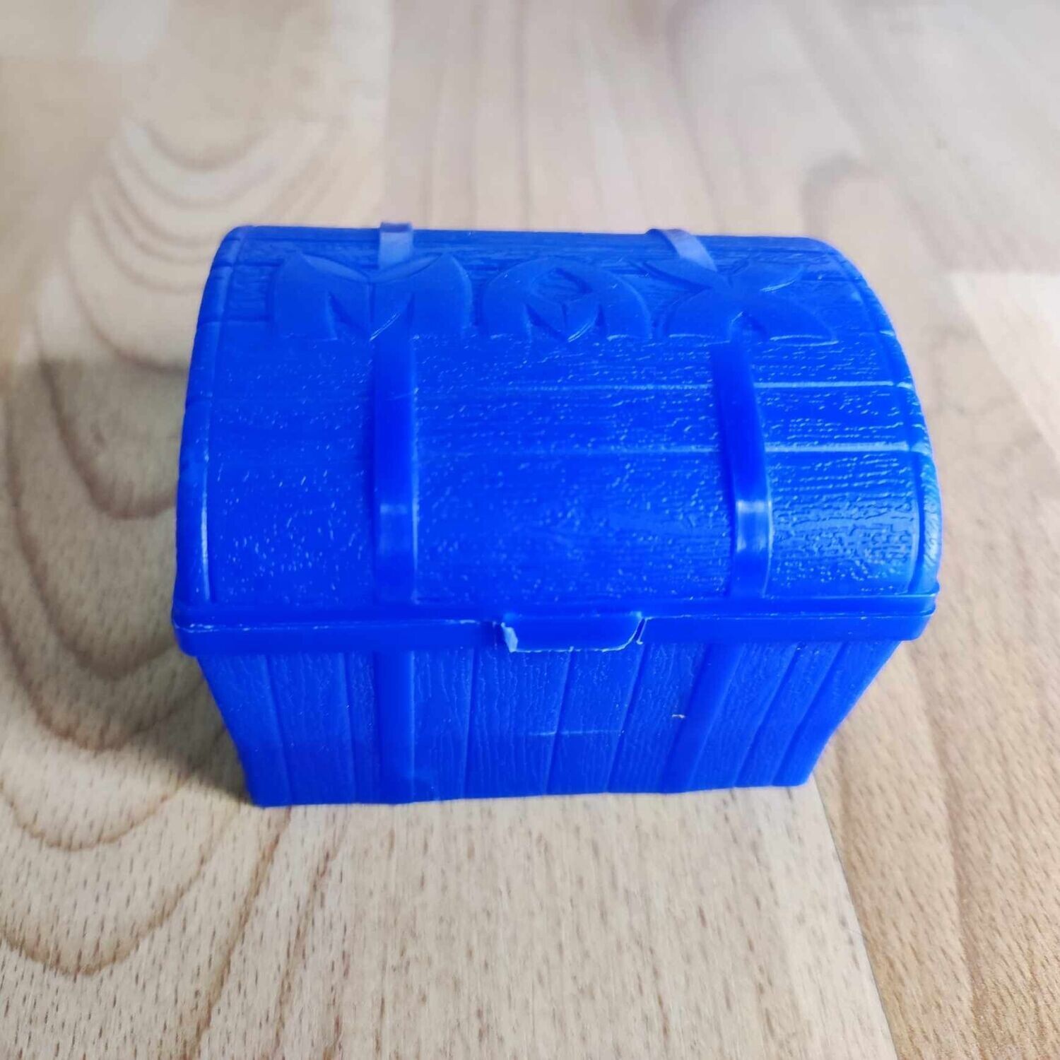Puppenstuben Truhe. Blau. 8,5 cm. Kunststoff. Dekoartikel