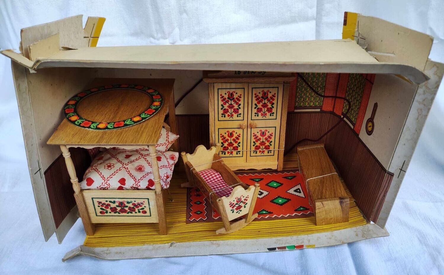 Vintage Puppenhaus Schlafzimmer im Karton. Holz.Natur. Rot bemalt. Dekoartikel