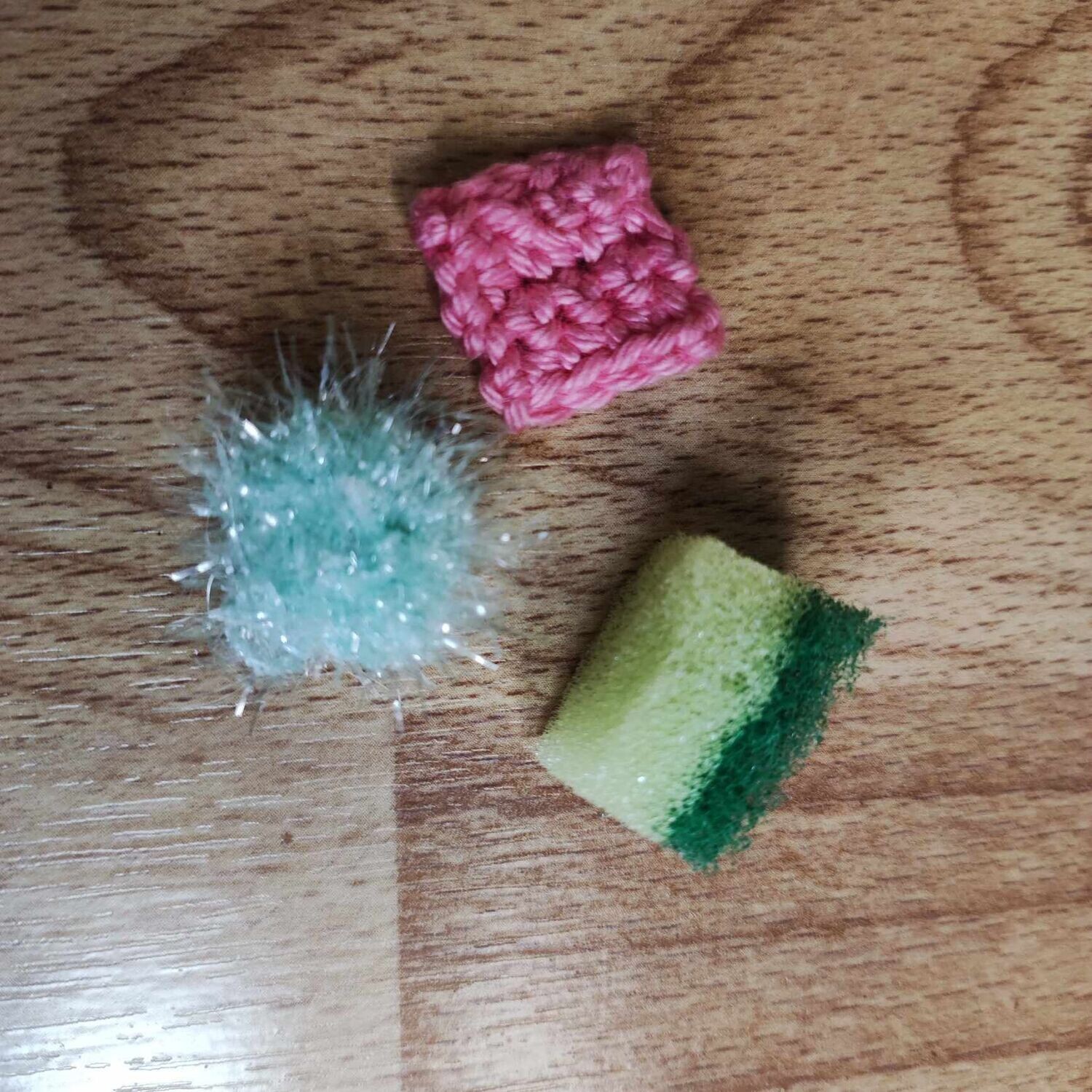 Miniatur Spülset. Spülschwämme und Spültuch. Rosa, Türkis, Gelb, Grün. Baumwolle und Polyester. Dekoartikel