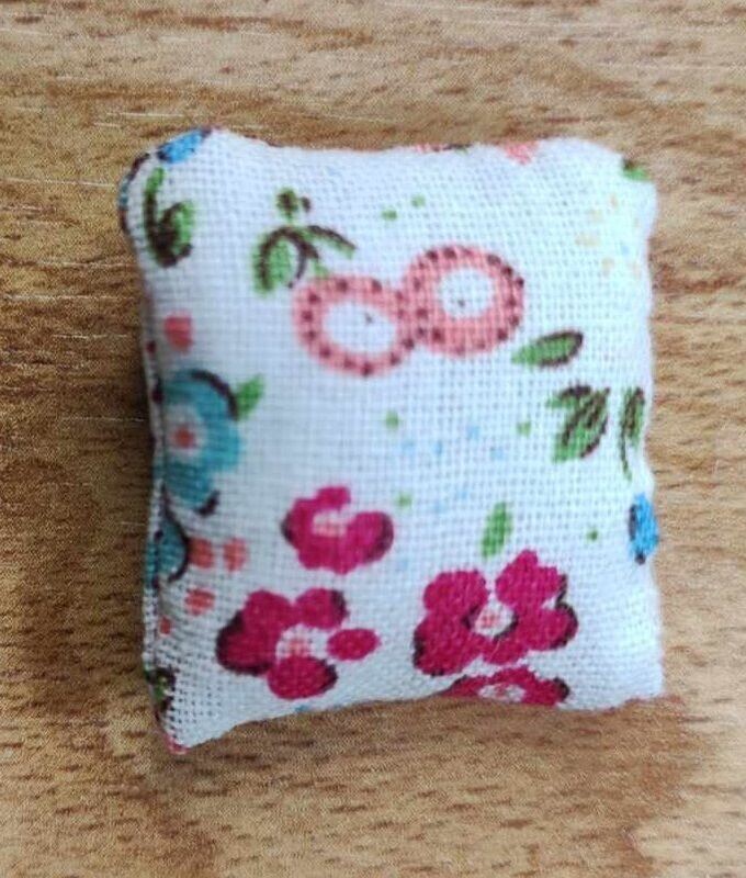 Wichtelkissen 3 cm. Kissen Blumenmuster bunt.