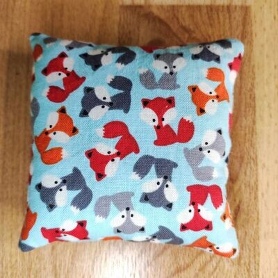 Puppenkissen 9 cm. Kissen mit Fuchsmuster. Baumwolle. Dekoartikel