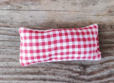 Wichtelkissen 6,5 cm. Kissen rot-weiß kariert. Baumwolle. Dekoartikel