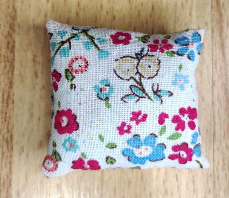 Wichtelkissen 4,5 cm. Kissen Blumenmuster bunt.