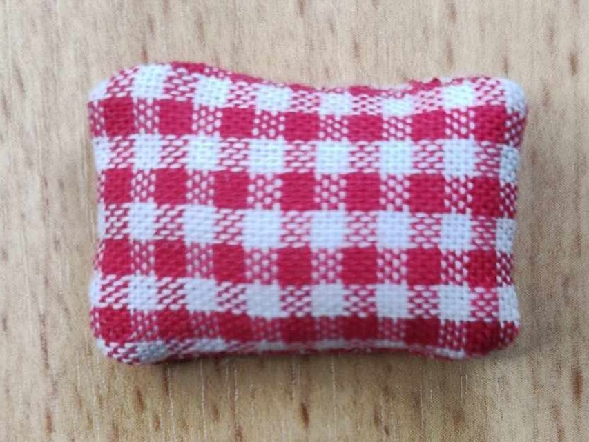Wichtelkissen 2 cm. Kissen rot-weiß kariert. Wichteltür Zubehör. Baumwolle. Dekoartikel