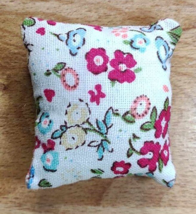 Wichtelkissen 4 cm. Kissen Blumenmuster bunt. Wichteltür Zubehör. Baumwolle. Dekoartikel