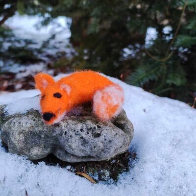 Gefilzter Mini Fuchs. Rotfuchs. Orange. Wichtelwald. Wolle. Dekoartikel
