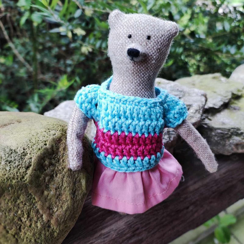 Gehäkelter Pulli  türkis hell - pink gestreift. Baumwolle (Pullover für 13 cm Baby Bären). Dekoartikel. Gebraucht
