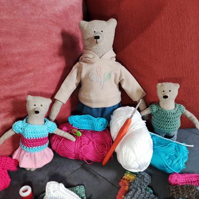 Gehäkelter kurzer Pulli Olivgrün (Pullover für  13,5 cm Baby Bären). Dekoartikel. Gebraucht