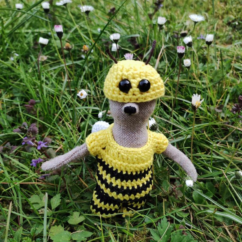 Gehäkeltes Bienenkostuem gelb-schwarz. Baumwolle (für 13 cm Baby Bären). Dekoartikel. Teddy Bienen Faschingskostüm. Gebraucht