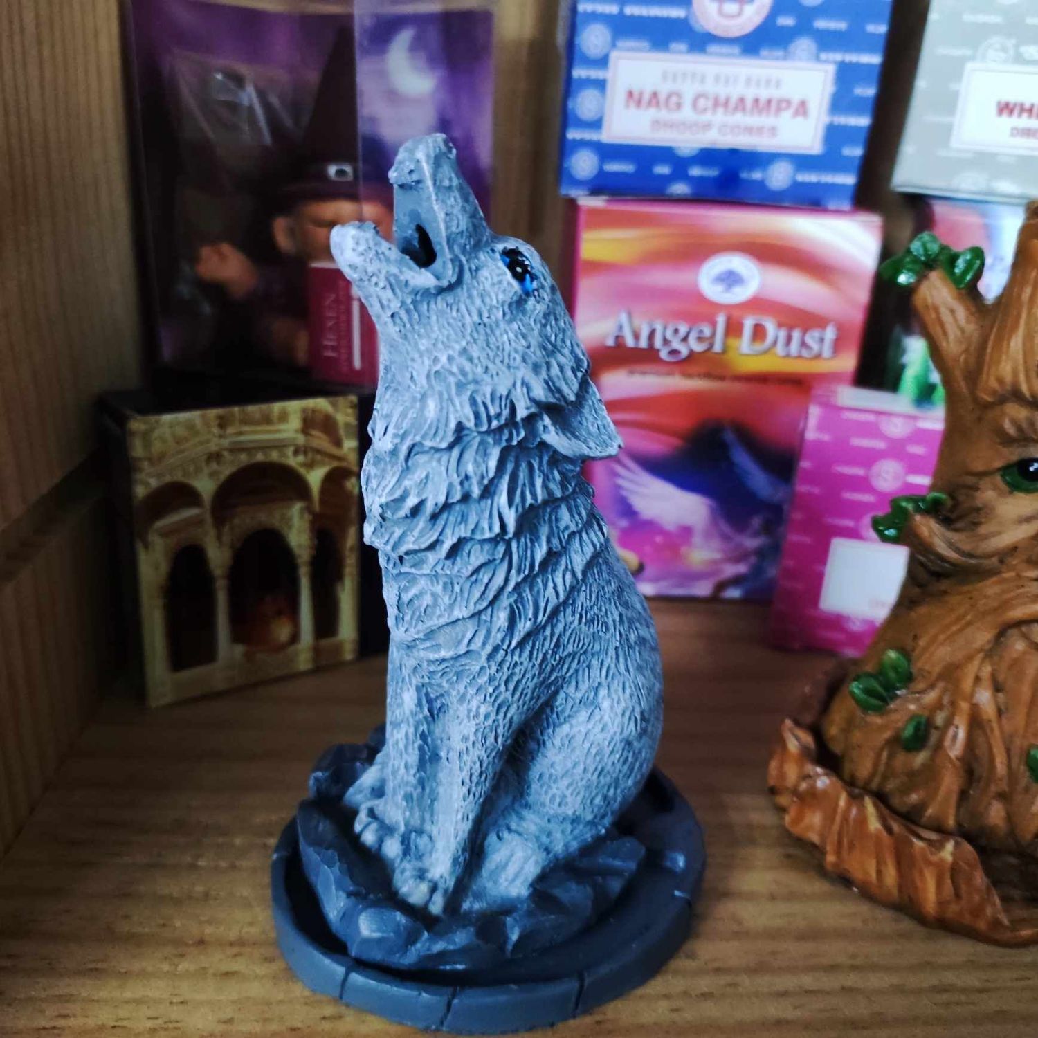 Wolf Räucherkegelhalter von Lisa Parker