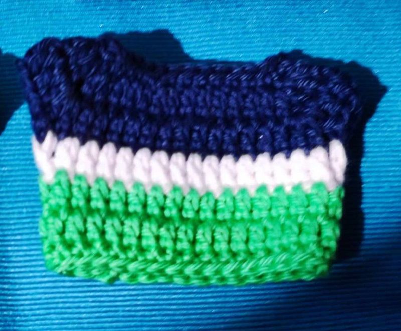 Gehäkelter Pulli blau- weiss - grün gestreift. Baumwolle (Pullover für 13 cm Baby Bären). Dekoartikel.