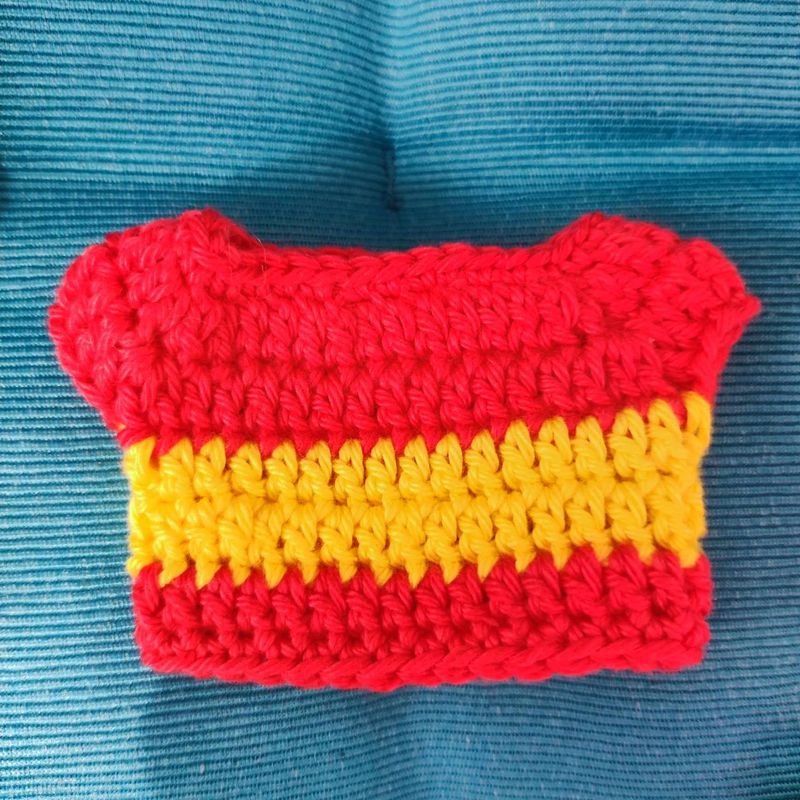 Gehäkelter Pulli rotorange- gelb gestreift. Baumwolle (Pullover für 13 cm Baby Bären). Dekoartikel. Gebraucht