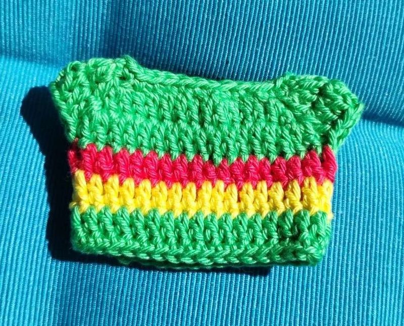 Gehäkelter Pulli grün - gelborange - gelb gestreift. Baumwolle (Pullover für 13 cm Baby Bären). Dekoartikel. Gebraucht