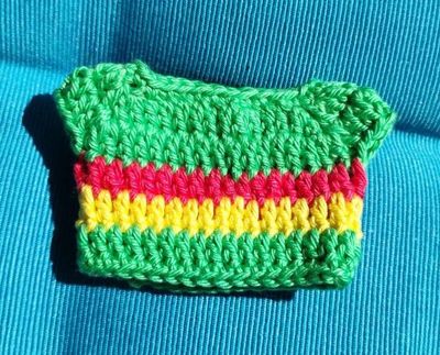 Gehaekelter Pulli gruen - gelborange - gelb gestreift fuer 13 cm Baby Baeren