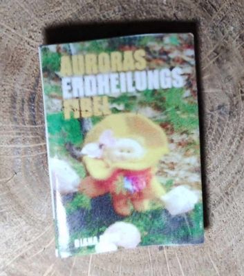 Ein Miniatur Buch - Auroras Erdheilungsfibel. Wichteltür Zubehör. Dekoartikel