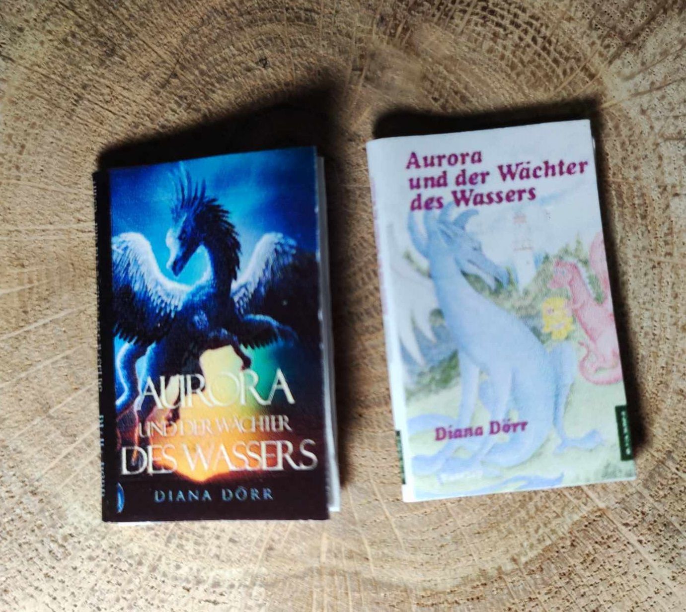 2 Miniatur Bücher: Aurora und der Wächter des Wassers. Erst- und Zweitauflage Paket. Wichteltür Zubehör. Dekoartikel