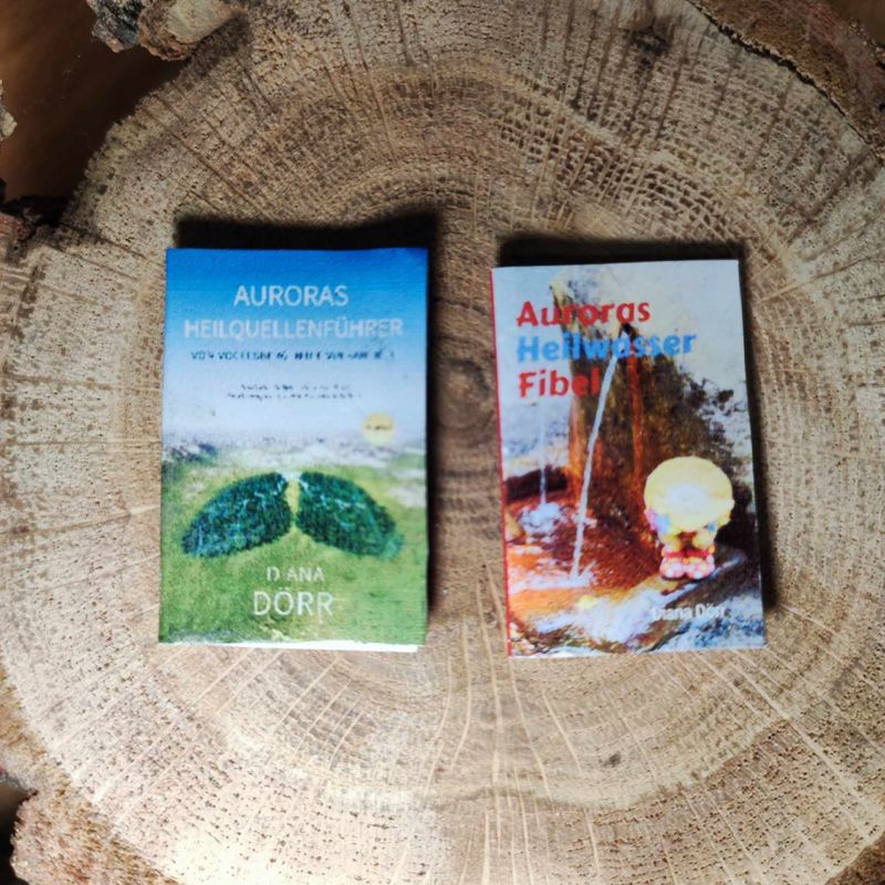 2 Miniatur Buecher:  Auroras Heilquellenführer und Auroras Heilwasserfibel