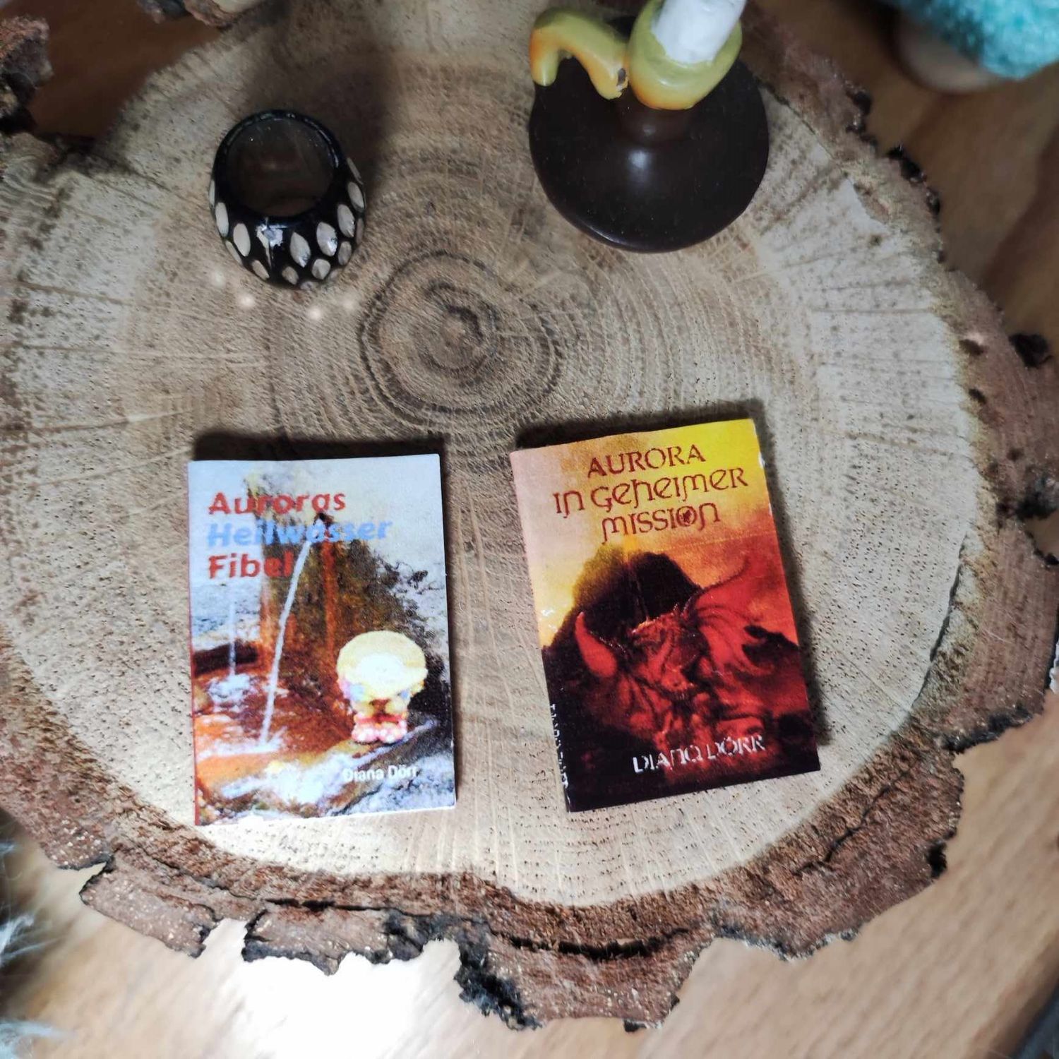 2 Miniatur Bücher: Aurora in geheimer Mission und Auroras Heilwasserfibel. Wichteltür Zubehör. Dekoartikel