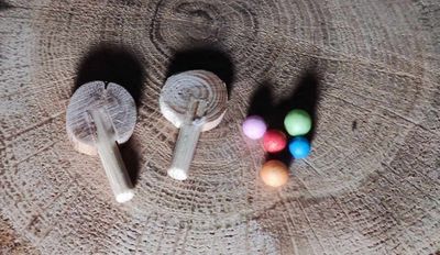 2 Miniatur Tischtennisschlägern mit 5 bunten Bällen. Wichteltür Zubehör. Miniaturen. Dekoartikel