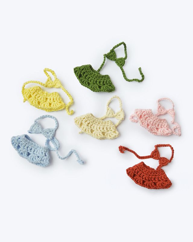 Ein handgestrickter Baby Bikini mit Rock. Gelb. Baumwolle. Dekoartikel. Gebraucht